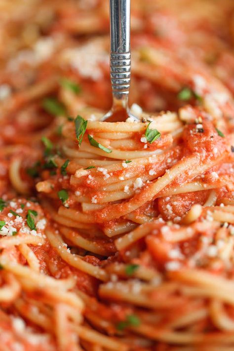 Spaghetti with Tomato Cream Sauce - Jazz up those boring spaghetti nights with this super easy, no-fuss cream sauce made completely from scratch! Easy Tomato Recipes, Tomato Cream Sauce, Cream Sauce Recipes, No Meat, Spaghetti Recipes, Tomato Recipes, Spaghetti Squash, Italian Dishes, Cream Sauce