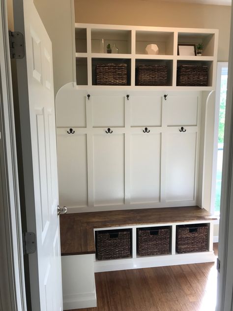 Mudroom Corner Bench With Storage, Cubby Storage Entryway, Corner Lockers With Bench, Small Cloak Room Ideas, Corner Cubby Mudroom, Mud Room Ideas Corner, Entry Way Cubbies Corner, Corner Mud Room Bench, Mud Room Corner Bench