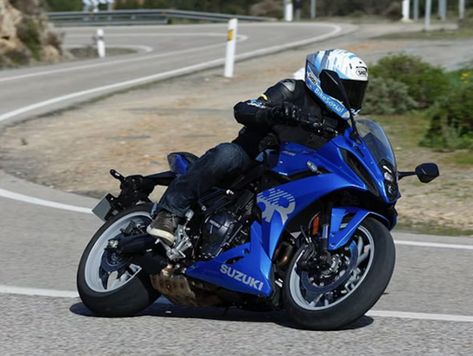 2025 Suzuki GSX-8R | 

POWER/TORQUE 81.8bhp / 57.5lb-ft Suzuki Gsx