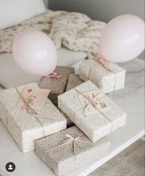 Birthday Wrapping Ideas, Ballerina Party Theme, Flower Birthday Party, Ballerina Birthday Parties, Baby Birthday Themes, Gift Wrapping Inspiration, Fairy Birthday Party, Bunny Birthday, Ballerina Birthday