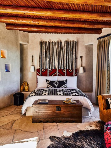 Bedroom Southwestern Style, Santa Fe Decor Living Rooms, Santa Fe Design Style, Santa Fe Style Bedroom, Santa Fe Bedroom Ideas, Modern Cowboy Decor, Cowboy House, Santa Fe Living Room, Southwestern Style Bedroom