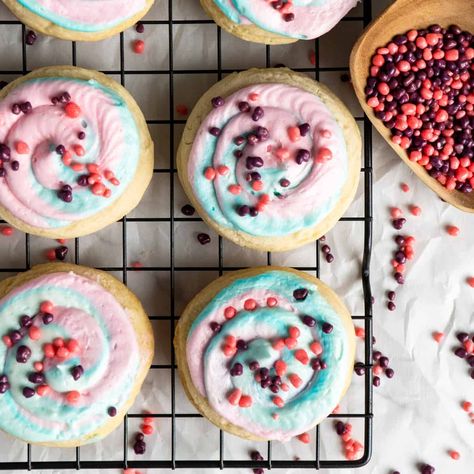 With a soft and buttery cookie base, these Cotton Candy Crumbl Cookies are topped with a swirl of cotton candy frosting and finished off with a sprinkle of colorful Nerds candy. Not only are they visually stunning, but the combination of flavors is perfect for any lover of cotton candy! Crumbl Cookie Copycat Pink Sugar, Crumbl Cotton Candy Cookies, Crumbl Cookie Copycat Pink Donut, Crumbl Funfetti Cookies, Crumbl Cookies Pink Sugar, Jello Frosting, Cotton Candy Cookies, Buttery Cookie, Slow Cooker Teriyaki Chicken