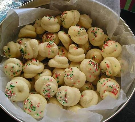 Italian Christmas Cookies - We called them 'knots' because my grandmother made them into the shape of a knot. Italian Christmas Cookie Recipes, Italian Christmas Cookies, Dipped Cookies, Dessert Aux Fruits, Italian Christmas, Italian Cookies, Xmas Cookies, Cookie Exchange, Tea Cakes