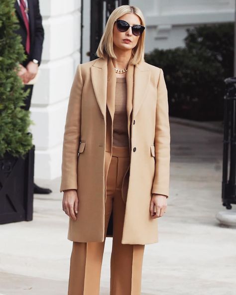 Ivanka Trump Fan (@ivvankatrump) • Instagram photos and videos Washington Dc Fashion, Elegantes Business Outfit, Smart Chic, Mode Costume, Beige Outfit, Style Blazer, Looks Black, Modieuze Outfits, Meryl Streep