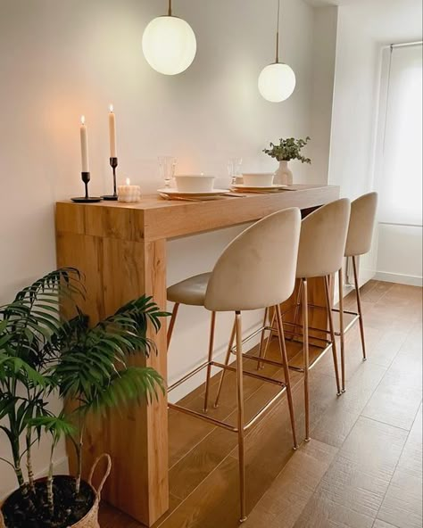 Ideas de comedores altos para ahorrar espacio | Es la Moda Bar Table Attached To Wall, Small Bar Table Kitchen, Bar Stools Against Wall, Breakfast Bar In Living Room, Breakfast Bar Shelf, Japandi Bar Table, Diy High Top Kitchen Table, Bar Attached To Wall, Small Boho Kitchen Table