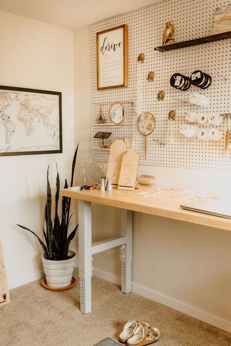 Jewelry Making Office Ideas, Jewelry Making Station Craft Rooms, Jewelry Business Home Office, Small Shop Organization Ideas, Jewelry Desk Ideas, Jewelry Making Workspace, Jewelry Making Craft Room Ideas, Jewelry Office Ideas, Peg Board Craft Organization