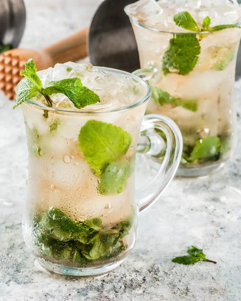 4 Refreshing Mint-Infused Cocktails - Women of Today Drinks With Mint Leaves, Drinks With Mint, Mint Syrup, Herb Guide, Julep Recipe, Mint Julep Recipe, Mint Drink, Growing Your Own Food, Drinks Recipes