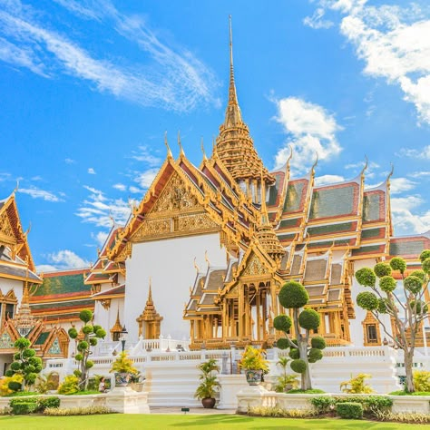 Grand Palace in Bangkok, Thailand 🔥.  If there is one must-see sight that no visit to Bangkok would be complete without, it's the dazzling, spectacular Grand Palace, undoubtedly the city's most famous landmark. Built in 1782 - and for 150 years the home of the Thai King, the Royal court and the administrative seat of government - the Grand Palace of Bangkok is a grand old dame indeed, that continues to have visitors in awe with its beautiful architecture and intricate detail. Grand Palace Thailand, Thai Palace, Thailand Architecture, Bangkok Tourist, Bangkok Shopping, Architecture 101, Hot Tub Time Machine, Thai King, Grand Palace