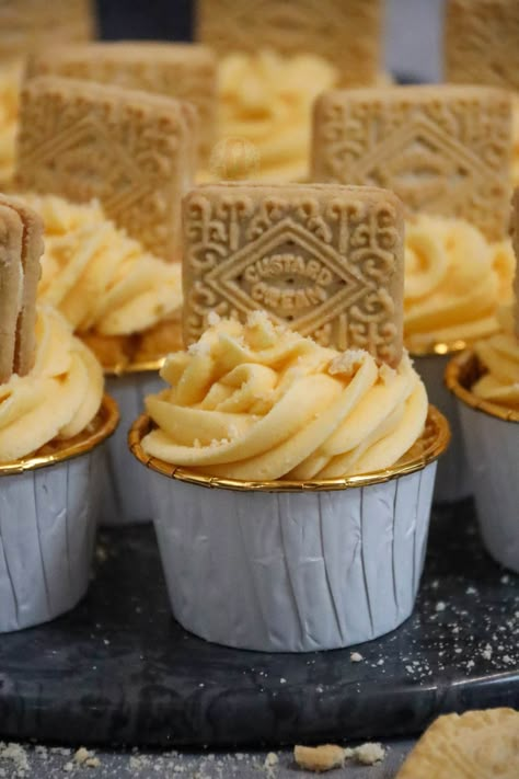 Custard Cream Cheesecake, Custard Cream Cupcakes, Custard Frosting, Custard Cream Recipe, Flavoured Cupcakes, Sweet Sauce Recipes, Easy Trifle, Pudding Cupcakes, Cupcakes Vanilla