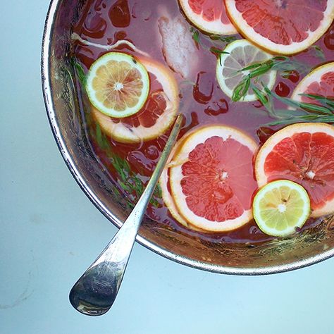 Paloma Real Punch: The secret to this Paloma-inspired punch bowl? Homemade lilac-grapefruit oleo saccharum (plus a bottle of prosecco never hurts). Light Punch Recipe, Paloma Punch, Summer Cocktail Punch, Summer Punch Recipes, Sangria Punch, Drunken Master, Summer Punch, Booze Drink, Grapefruit Soda