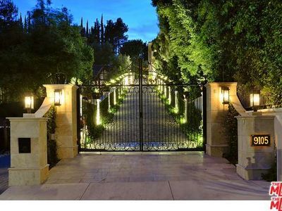 Luxury Driveway, Entrance Gates Driveway, Driveway Entrance Landscaping, Villa Ideas, Mediterranean Mansion, Driveway Lighting, Mansion Exterior, House Concept, Driveway Entrance