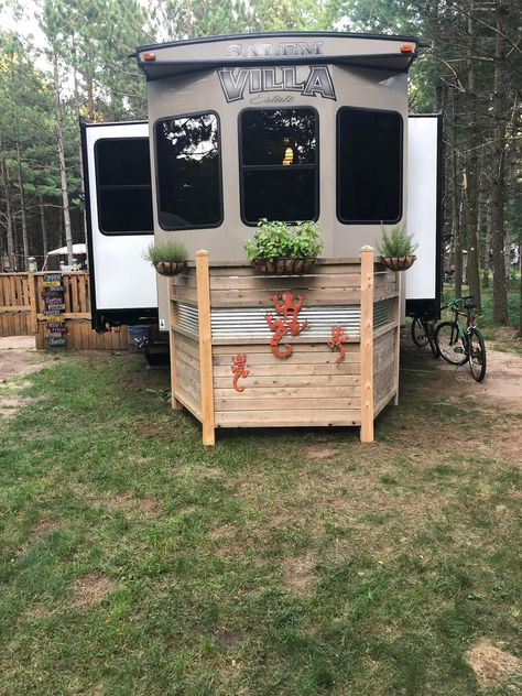 Camper Ideas Outside, Camp Deck Ideas, Camping Trailer Outdoor Setup, Seasonal Camper Deck Ideas, Camper With Porch Decks, Camper Remodeling Ideas, Campsite Deck Ideas, Camper Spot Ideas, Diy Campsite Ideas