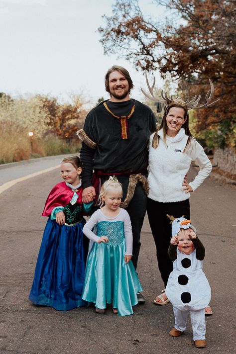 Boo at the Zoo: A Frozen Family Costume - Oak + Oats Family Frozen Halloween Costumes, Frozen Costumes Family, Family Disney Fancy Dress, Frozen Family Halloween Costumes, Oaken Frozen Costume, Family Of 4 Frozen Halloween Costumes, Olaf Mom Costume, Fun Family Costumes, Frozen Family Costumes