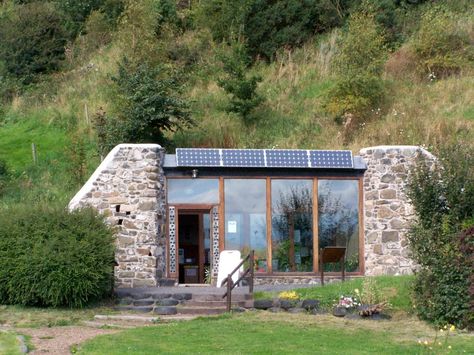 Autonomous & Zero-Energy Building Projects: Home Sweet Earthship - Autonomous Building Earthship Design, Alternative Homes, Earth Sheltered Homes, Earthship Home, Earth Sheltered, Underground Homes, Earth Homes, Building Projects, Earthship