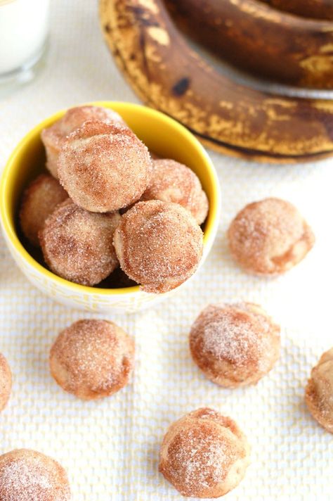 Cinnamon Sugar Banana Donut Holes Banana Donut Holes, Banana Bread Mini Muffins, Baked Donut Holes, Cinnamon Sugar Donut Holes, Mini Donut Recipes, Cinnamon Sugar Recipes, Donut Hole Recipe, Gluten Free Donuts, Breakfast Sweets