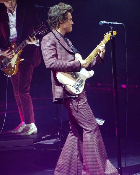 Checkered #Gucci 🔔bell-bottoms🔔 for Chicago 6/30/18 Harry Styles Live On Tour Outfits, Harry Styles Suits, Harry Styles Girlfriend, Grammy Red Carpet, Harry Styles Gucci, Grammy Outfits, Harry Styles Shirtless, Harry Styles Gif, Style Lyrics