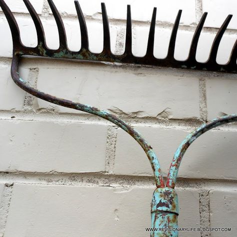 Revisionary Life: Seven Things to Do With a Rusty Rake Antique Rake Decor, Rake Decor, Rod Iron Fences, Old Garden Tools, Junk Metal Art, Mailbox Garden, Rake Head, Texas Girls, Rusty Garden