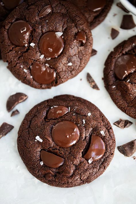 Chocolate Cookies Made With Cocoa Powder, Chocolate Chips, Chocolate Chunks, And Finished With A Sprinkling Of Flaky Sea Salt. This Is The ULTIMATE Chocolate Cookie Recipe! #cookies #chocolate #chocolatecookies #dessert #baking #valentinesday #christmascookie Double Chocolate Chip Cookies, Low Carb Cheesecake, Valentine Desserts, Gourmet Cookies, Browned Butter, Chocolate Cookie Recipes, Brownie Cookies, Double Chocolate, Tea Cakes