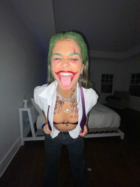 Costumes For Black Hair Women, Joker Costume Tattoos, Stud Halloween Costume Ideas, Classy Halloween Makeup, Joker Costume Female Outfit Black Woman, Halloween Costumes Black Women 2024, Original Costume Ideas Women, Baddie Joker Costume, Hot Halloween Costume Ideas For Women