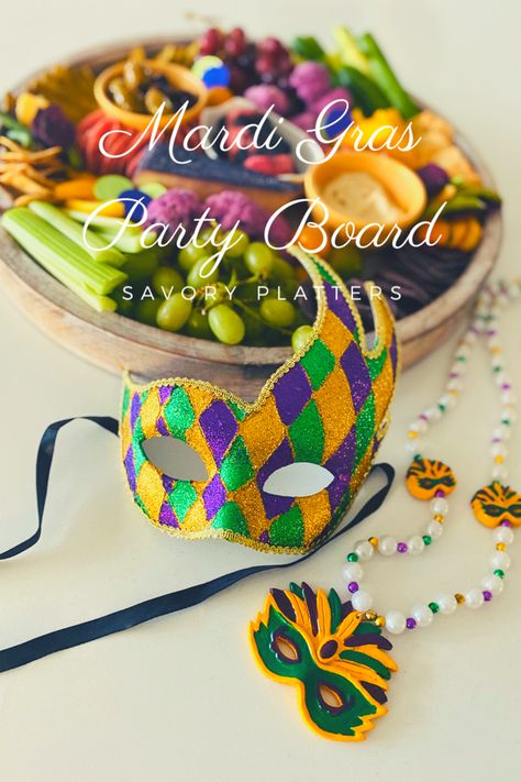 Mardi Gras Charcuterie Board Mardi Gras Veggie Tray, Mardi Gras Fruit Tray, Mardi Gras Charcuterie Board Ideas, Mardi Gras Finger Foods, Mardi Gras Food Ideas Parties, Mardi Gras Charcuterie Board, Gold Charcuterie Board, Fasting For Lent, Madi Gras Party