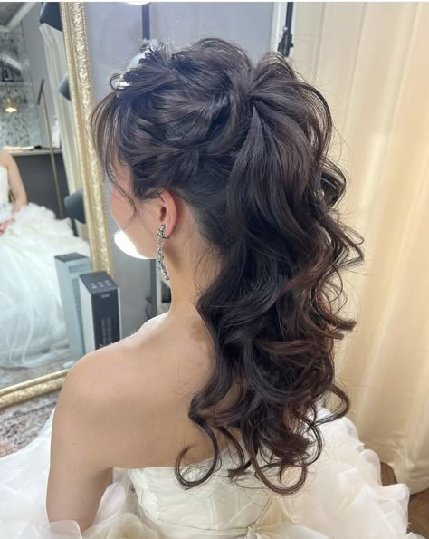 Ball Gown Hairstyles Updo, Victorian Wedding Hair, Debut Hairstyles, Asian Wedding Hair, Grad Hair, Cute Prom Hairstyles, Hairdo Wedding, Long Hair Wedding Styles, Beautiful Curly Hair