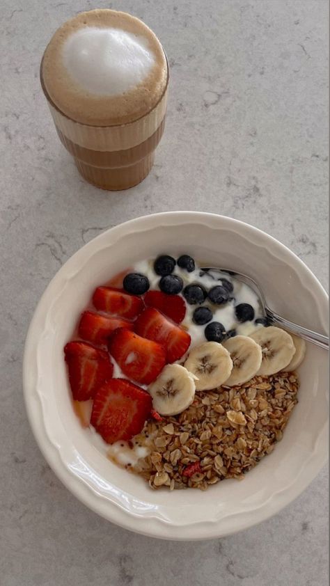 Breakfast Bowls Healthy, Breakfast Snapchat, Protein Filled Breakfast, Healthy Breakfast Quick, Meal Aesthetic, Crunchy Oats, Oat Meal, Makanan Diet, Yogurt Bowl