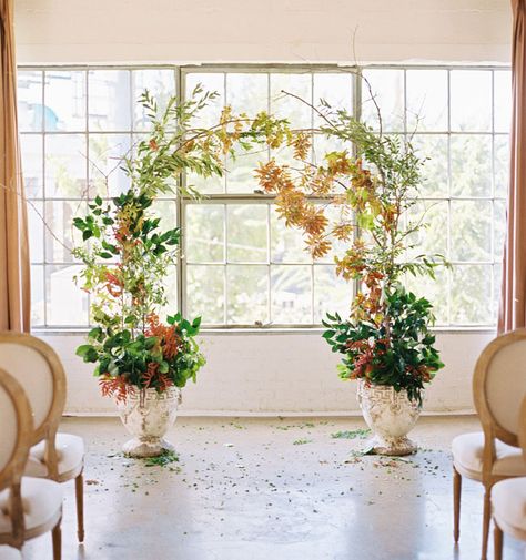 greenery arch Wedding Branches, Wedding Venues Indoor, Indoor Wedding Ceremonies, Curly Willow, Wedding Arch Flowers, Wedding Altars, Arch Flowers, Photos Booth, Wedding Centerpieces Diy