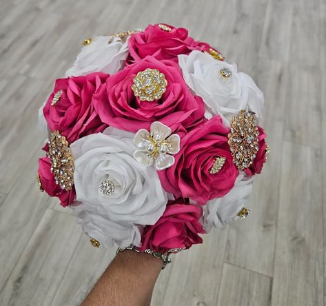 Handmade quinceañera bouquet with Fuchsia and White roses. Finished off with Gold brooches. Décor can be changed upon request. *This is a made to order bouquet* *Please note brooches can change in style based on availability* Fuschia And Gold Wedding, Hot Pink Bouquet, Fuschia Wedding, Xv Ideas, Pink Decorations, Quinceanera Bouquet, Gold Bouquet, Pink Quince, Makeup Images