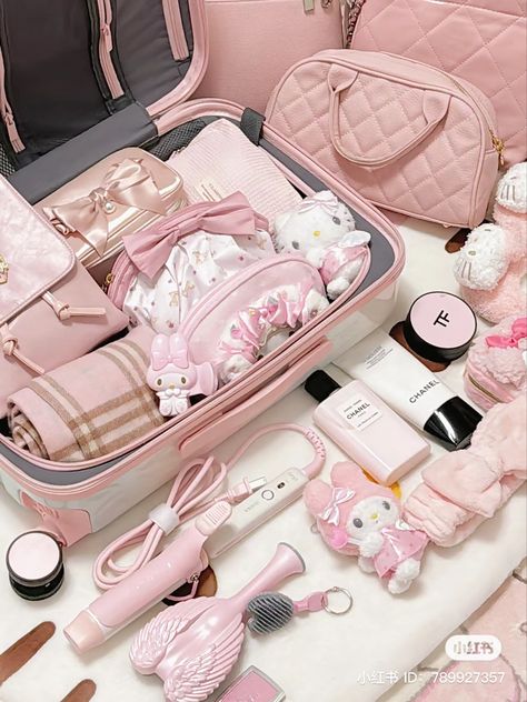 Coquette Travel, Pretty Energy, Pink Academia, Everyday Bag Essentials, Packing Essentials List, Cute Suitcases, Cute Luggage, School Bag Essentials, Airport Fits