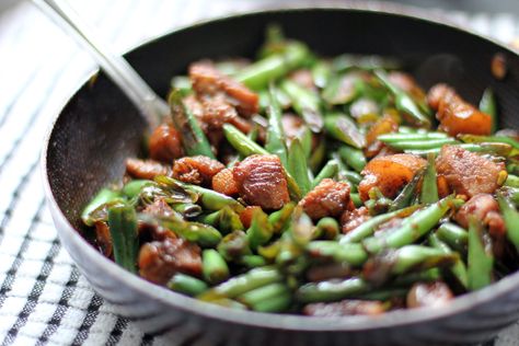 Baguio Beans Guisado is a popular Filipino vegetable dish made out of sauteed pork and French Beans in garlic and onions. Filipino Vegetable Dishes, Filipino Vegetable Recipes, Yummy Vegetable Recipes, French Beans, Mushroom Dish, Beans Recipe, Pinoy Food, Baguio, Filipino Recipes