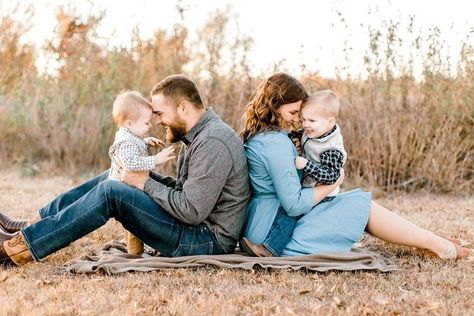 Cute Family Photos, Ideas Pose, Family Photos With Baby, Family Photoshoot Poses, Fun Family Photos, Family Portrait Poses, Fall Family Photo Outfits, Outdoor Family Photos, Family Picture Poses