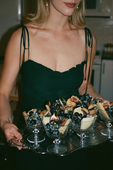 Holiday Cocktails Aesthetic, Nora Ephron Dinner Party, Potluck Dinner Aesthetic, Nyc Dinner Party Aesthetic, Dinner Party Friends Aesthetic, Holiday Dinner Aesthetic, Sophisticated Dinner Party, Christmas Dinner Photoshoot, Dark Dinner Party Aesthetic