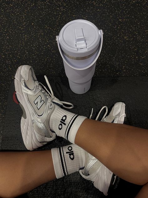 Gym Aesthetic Shoes, Alo Aesthetic Gym, Alo Socks Aesthetic, Alo Workout Aesthetic, Alo Outfit Aesthetic, Alo Socks Outfits, Alo Outfit Ideas, Alo Yoga Socks, Alo Yoga Aesthetic