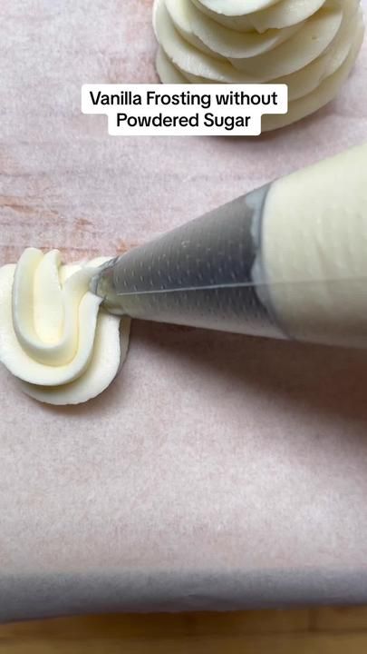 Frosting Without Powdered Sugar, Disney Food Ideas, Vanilla Frosting Recipe, Cheesecake Cake Pops, Creamy Vanilla Frosting, Cupcake Making, Vanilla Frosting Recipes, Cupcake Cheesecake, Ermine Frosting