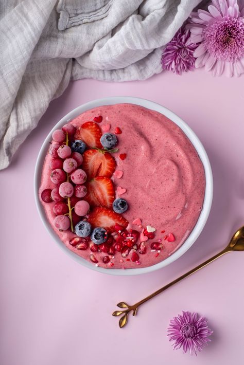 The Easiest and Healthiest Raspberry-Banana-Date Smoothie Bowl  - Blogilates Smoothie Bowl Ingredients, Raspberry Banana, Smoothie Bowl Recipe Healthy, Date Smoothie, Banana Smoothie Bowl, Frozen Raspberries, Frozen Bananas, Smoothie Drink Recipes, Smoothie Bowl Recipe