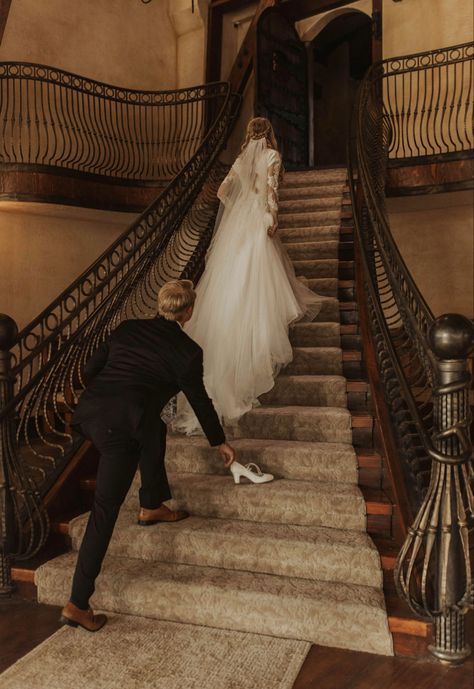 Stair Wedding Pictures, Couple Stairs Aesthetic, Cinderella Wedding Photoshoot, Wedding Pictures On Stairs, Wedding Photoshoot Stairs, Bride Walking Down Stairs, Staircase Wedding Photos, Wedding Ceremony Places, Staircase Photos