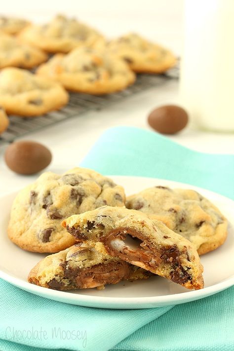 Creme Egg Stuffed Chocolate Chip Cookies Cadbury Egg Recipes, Cadbury Creme Egg Recipes, Stuffed Chocolate Chip Cookies, Easter Magic, Creme Eggs, Egg Chocolate, Egg Cookies, No Egg Desserts, Cadbury Creme Egg