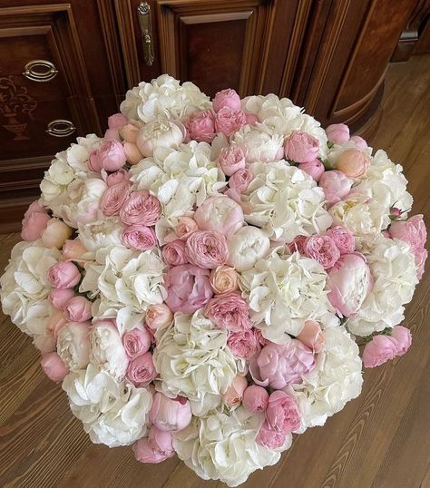 School Aesthetics, Aesthetic Star, Flower Boquet, Fashion Week London, Outfit Aesthetics, Aesthetic London, Luxury Flower Bouquets, Peonies And Hydrangeas, Prettiest Bouquet