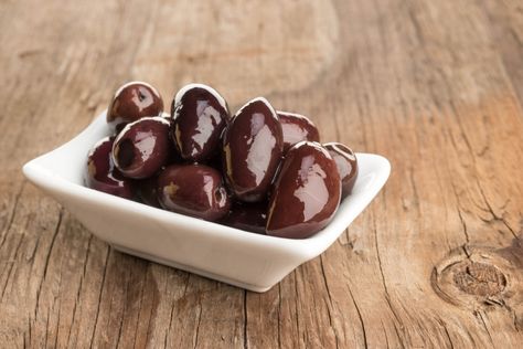 Kalamata olives in bowl Olives Kalamata, Types Of Olives, Recipes Mediterranean, Greek Olives, Healthy Snacking, Greek Food, Kalamata Olives, Kitchen Tips, Greek Recipes