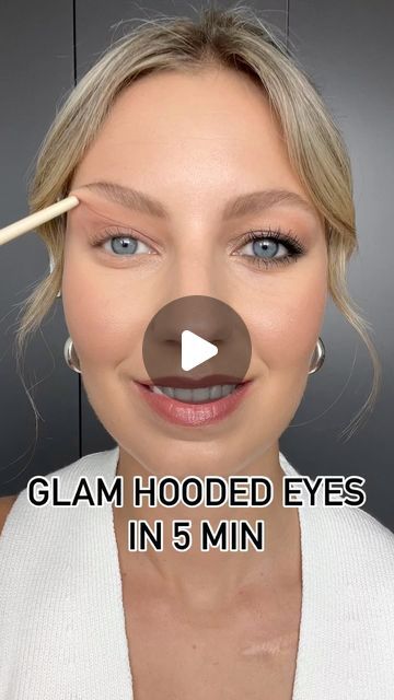 Gala Makeup Looks Hooded Eyes, Eye Makeup For Short Hair, Hooded Eyes Eye Makeup, Natural Makeup For Hooded Eyelids, Hooded Eye Hacks, Date Night Makeup Hooded Eyes, Cream Eyeshadow Tutorial, Hooded Eye Makeup Tutorial Videos, Very Hooded Eye Makeup