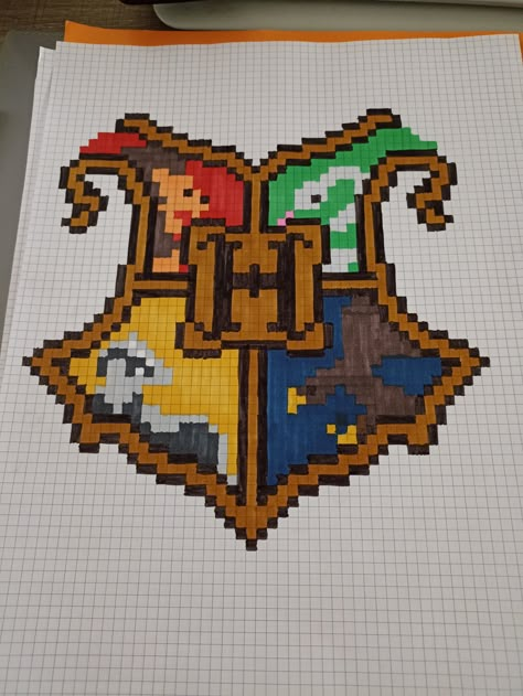 Hogwarts Pixel Art, Pixel Art Medium, Checkered Drawing, Things To Draw On Graph Paper, Pixel Drawing Aesthetic, Pixel Art Difficile, Pixel Art Hard, Disney Pixel Art, Pixel Art Harry Potter