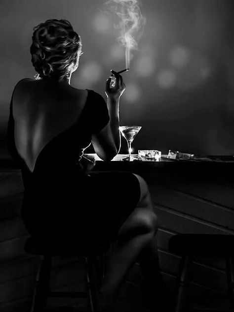 La solitude d'une femme Modelling Poses, Foto Retro, Film Noir Photography, Fotografi Vintage, Drink Coffee, Birthday Photo, Black White Photos, 영감을 주는 캐릭터, Black N White