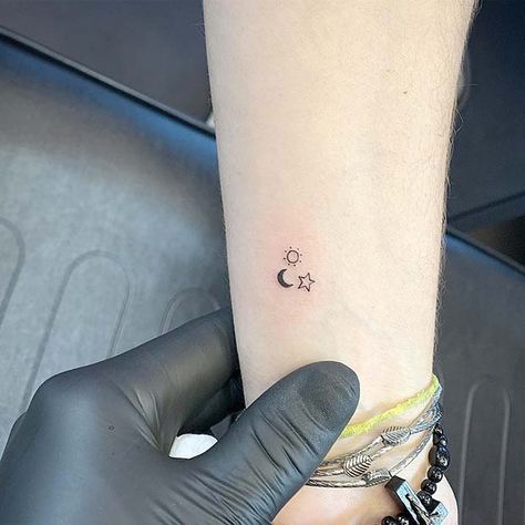 Moon Star Tattoo, Tattoo Sonne, Sun And Moon Tattoo, Tattoos Infinity, Moon Tattoo Designs, Small Girl Tattoos, Sun Tattoos, E Tattoo, Celtic Tattoos