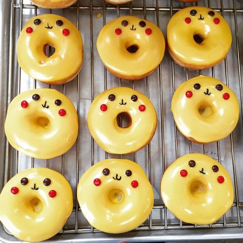 Pikachu Party Ideas, Pokemon Birthday Party Cake, Pikachu Birthday Party Ideas, Pokemon Party Food, Pokemon Desserts, Pokémon Birthday Ideas, Pokémon Birthday Party, Pokemon Party Ideas, Pokemon Torte