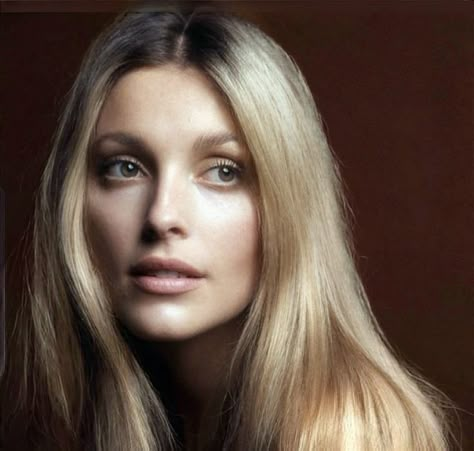 1960s Icons, Lexi Wood, Manson Family, 60s Women, Celebrity Style Icons, Sharon Tate, Classic Actresses, Brown Blonde Hair, Long Blonde