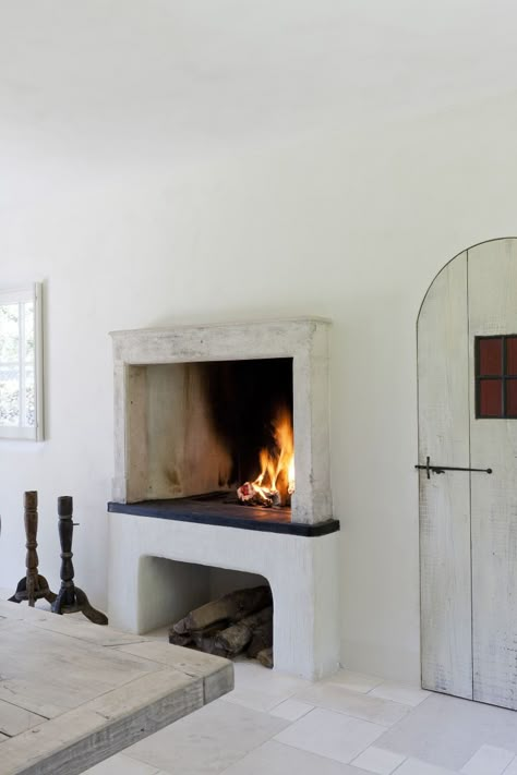 kitchen fire Minimalist Fireplace, Stucco Fireplace, Fireplace Kitchen, Build A Fireplace, Decor Ikea, Interior Vintage, Fire Burning, Kitchen Fireplace, Modern Fireplace