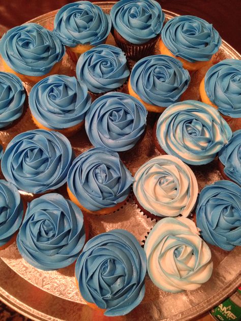 Blue rosé cupcakes Denim Cupcake Ideas, Dusty Blue Cupcakes, Blue And Silver Cupcake Ideas, Denim And Diamonds Cupcakes, Light Blue Sweet 16, Jeans Diamond, Blue Cupcakes Aesthetic, Pink And Blue Cupcakes Birthday, Blue Rose Cupcakes