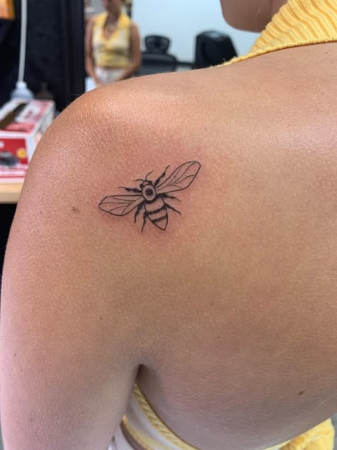 Linework bee tattoo Line Work Bee Tattoo, Linework Bee Tattoo, Bee Tattoo Shoulder, Minimal Bee Tattoo, Small Linework Tattoo, Bee Tattoo Simple, Simple Line Work Tattoo, Simple Linework Tattoos, Random Tattoos