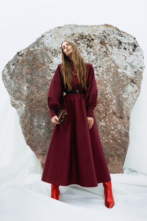 Gabriela Hearst Resort 2025 Ready-to-Wear Collection [PHOTOS] Resort 2025, 2025 Fashion, Poncho Cardigan, Gabriela Hearst, Red Ombre, Knitwear Tops, Powerful Women, Above The Knee, Cotton Poplin