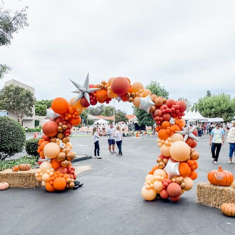 Corporate Fall Festival, Fall Festival Balloon Garland, Fall Fest Balloon Arch, Fall Festival Ideas For Daycare, School Fall Festival Ideas Decoration, Fall Festival Entrance, Fall Balloon Backdrop, Fall Craft Decor, Fall Festival Backdrop